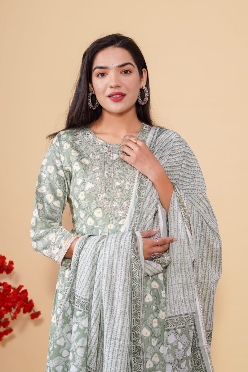 Naira Cut Rayon Kurti Pant Set for Ladies, Size: 42,44 at Rs 575/piece in  Delhi